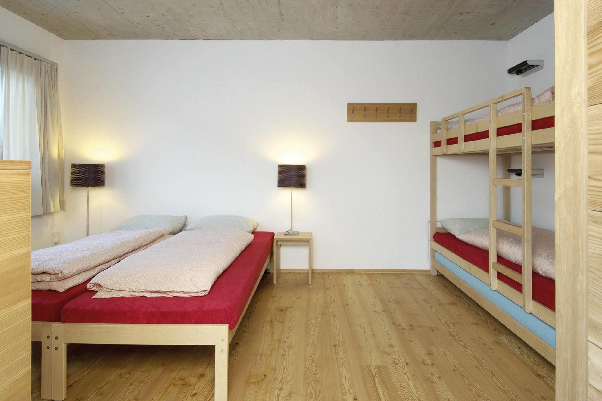 Scuol Youth Hostel Exterior foto